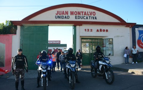 En los exteriores de los establecimientos, policías y brigadas de seguridad controlaban el ingreso de los alumnos.