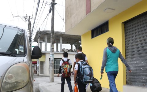 En Flor de Bastión, en Guayaquil, fueron los padres quienes retiraron a sus hijos en la jornada.