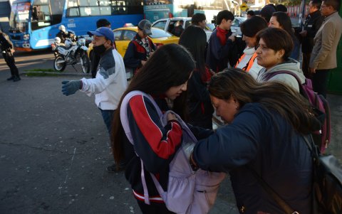 Durante el ingreso, las maletas de los estudiantes de la capital fueron revisadas.