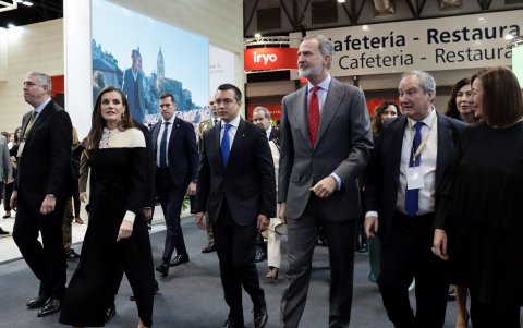 Daniel Noboa y el rey Felipe VI recorriendo durante la inauguración del Fitur.