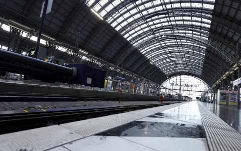 Una vista de la estación principal de tren vacía durante una huelga del Sindicato Alemán de Conductores de Trenes (GDL) en Frankfurt, Alemania, el 24 de enero de 2024.