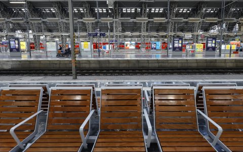 Andenes vacíos en la estación principal de tren durante una huelga del Sindicato Alemán de Conductores de Trenes (GDL) en Frankfurt, Alemania, el 24 de enero de 2024.