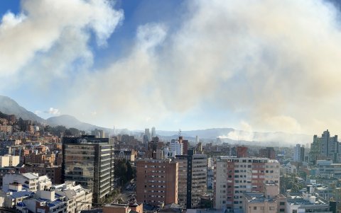 Vista hoy de columnas de humo por incendios en los cerros orientales y al sur de Bogotá (Colombia).