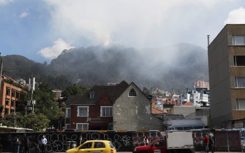 Bomberos, la Defensa Civil y las fuerzas de seguridad trabajan para extinguir un incendio en los cerros de Bogotá que ha llenado de humo el oriente de la capital colombiana.