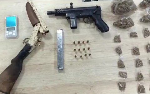 Estas son las evidencias que encontró la Policía en poder del detenido. Se investiga si la subametralladora fue utilizada en muertes violentas.