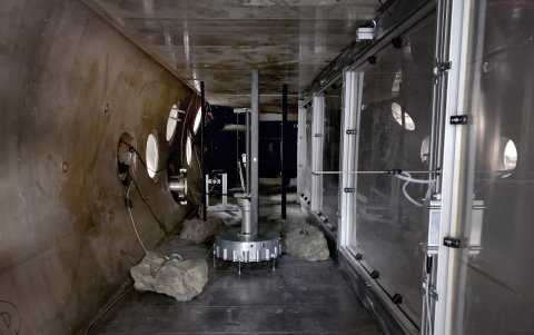 Cuenta con un mecanismo rotatorio y presurizado que permite el movimiento del eje y evita la entrada de polvo mediante un elemento de sellado.