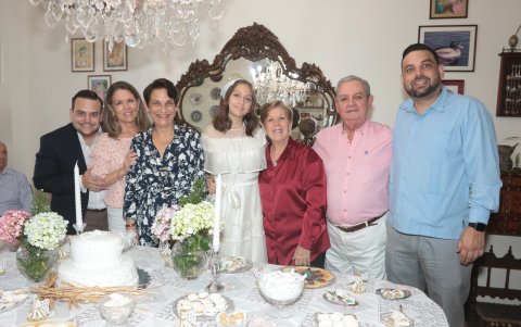 Luis Felipe Molestina, Kyra Molestina, Laura Villanueva, Ana Paula, Verónica Trujillo de Molestina, Alfredo Molestina y Luis Eduardo Molestina.