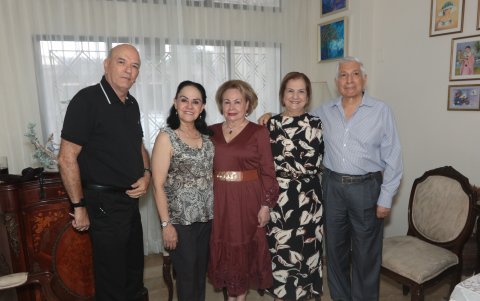 Bernardo Henríquez, Lupe Henríquez, Patricia de Dossman, Amirita de Bucaram y Nelson Dossman.