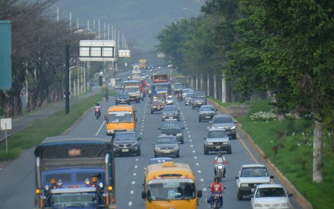 Acciones. En la vía a la costa se han adoptado medidas con la reducción de la velocidad máxima para que circulen los vehículos pesados.