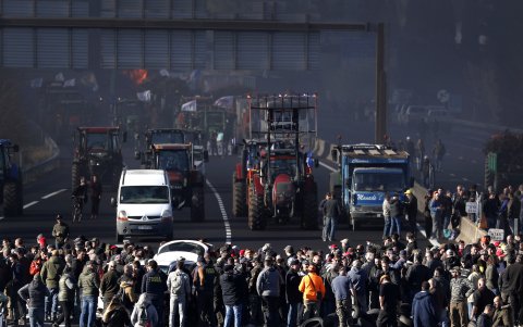 Los agricultores franceses aparecen apostados en la autopista A9 durante una manifestación en Nimes, región de Occitania, en el sur de Francia, el 25 de enero de 2024.