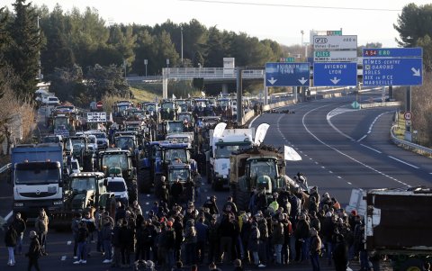 Los agricultores franceses multiplican las acciones para reclamar mejores pagos y una silla más justa con los supermercados.
