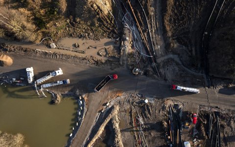 Una vista aérea que muestra el área de un deslizamiento de tierra en el sitio de tratamiento de suelos residuales nórdicos cerca de la aldea de Oelst.