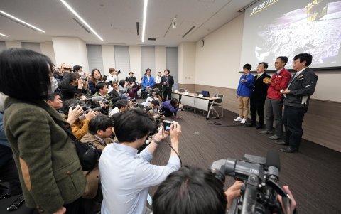 Miembros de la misión JAXA presentan los resultados del tras lograrel aterrizaje espacial más preciso hasta la fecha, tras lograr posarse a unos 55 metros de su objetivo.