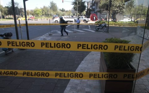 El lugar se mantiene acordonado con cintas preventivas.