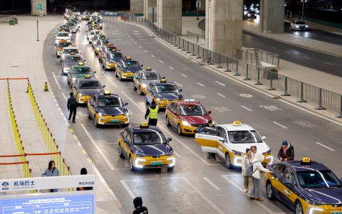 Línea de taxis en el Aeropuerto Internacional Daxing de Beijing, China, 26 de enero de 2024.