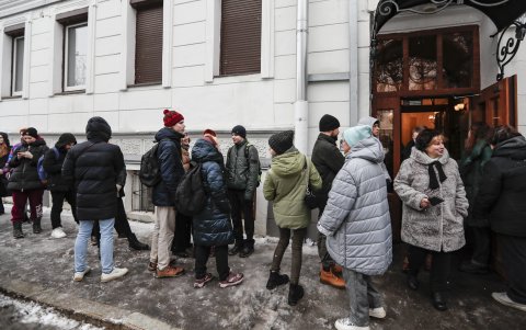 Un grupo de ciudadanos rusos que guardan cola para firmar para lograr el registro de la candidatura del opositor Boris Nadezhdin, que aspira a participar en las elecciones presidenciales de marzo.