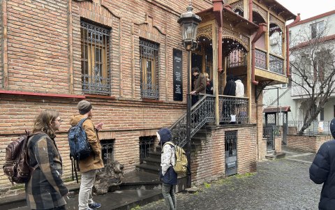 Personas acuden a un puesto de recogida de firmas para la inscripción del candidato pacifista Borís Nadezhdin en las elecciones presidenciales de marzo, en Tiflis (Georgia).