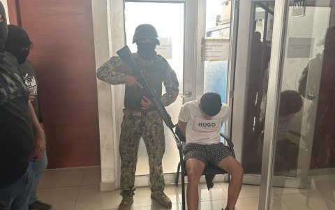 Instante en el que militares custodiaban a Jeremy Joel Zambrano Gonzalez, líder de la banda narcoterrorista Mafia 18, que opera en el sur de Guayaquil.