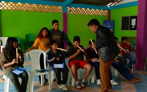 Uno de los cursos con mayor aceptación fue aprender a tocar instrumentos musicales, entre estos: flauta, guitarra.