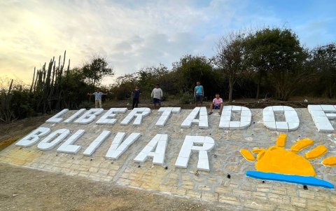 Esta población está ubicada al norte de la provincia de Santa Elena en donde se destaca la creatividad artesanal.