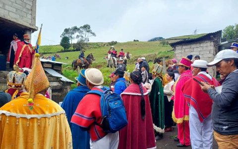 Cuando llegan a la casa de algún personaje bajan a descansar y todos comen y beben.