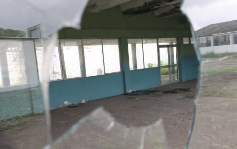 Estado. Los ventanales de varias aulas están dañados. En las paredes se evidencia moho e incluso algunos roedores cruzan por los pasillos.