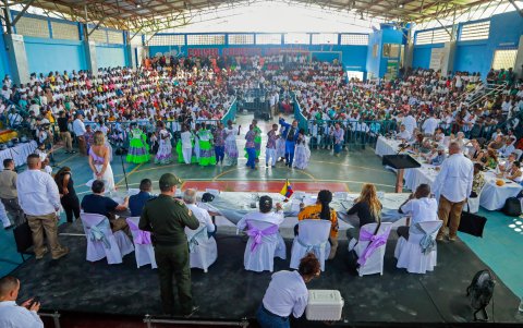 El presidente Gustavo Petro (c) junto con la vicepresidenta Francia Márquez durante un evento de Gobierno, hoy en López de Micay (Cauca).