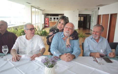 La cantante Karina Torres junto a Gerónimo Pereira, José Centeno y Raúl Chiriboga.