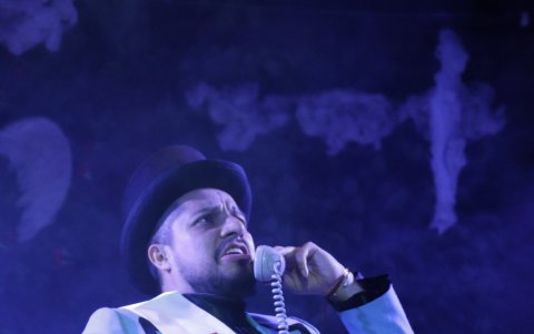 La pieza fue auspiciada por la Sociedad Dante Alighieri de la ciudad, lo que permitió que esta labor se pudiera hacer de manera pausada.