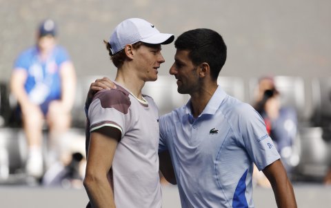 Novak Djokovic (d) resaltó el gran nivel de Jannik Sinner (i).