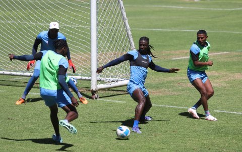 Ricardo Adé (c) señaló que va por buen camino la adaptación al nuevo entrenador.