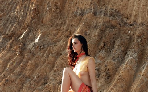 Vestido con detalles de imperdibles y material reciclado. Diseñado por Paula Cabrera