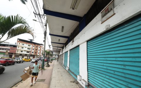 Comercio. Un ciudadano camina por la acera de una calle principal de Quevedo, junto a una serie de locales que permanecen cerrados, por alquilar o vender.