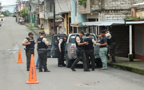 Controles. Un grupo de policías realiza una inspección a una camioneta y a su conductor, como parte de una medida preventiva.