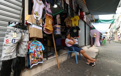 Poca afluencia de comerciantes en los pocos locales abiertos, en Quevedo.