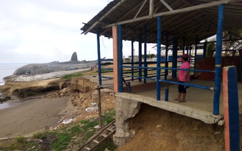 Las bases de las casas cercanas al monumento también se fortalecen.