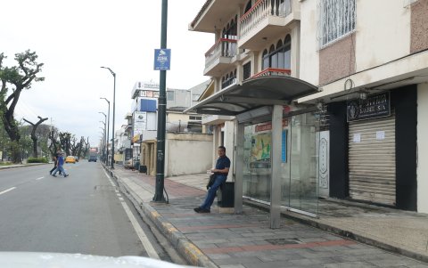 Mobiliario. Un ciudadano se sienta sobre un cajetín de telefonía en la avenida San Jorge, a pocos metros del parque Clemente Yerovi, en la ciudadela Kennedy.