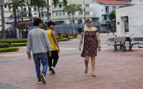 Miradas. Unos 50 tatuajes ha grabado Mafo en su cuerpo, lo que llama la atención de quienes pasan a su lado.