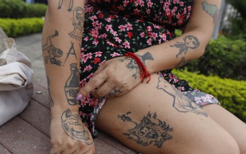 Mafo muestra con orgullo los tatuajes que se ha impregnado en su cuerpo, uno de ellos es retrato de ella y sus hijos.