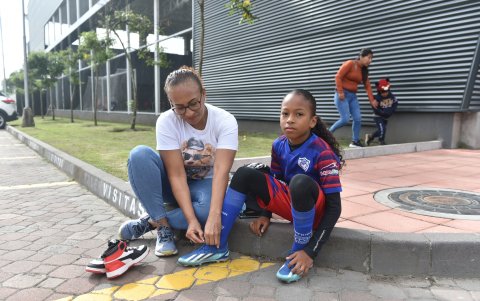 Verónica Palacios ayuda a su hijo Jadier Bazán antes de que salte a la cancha.