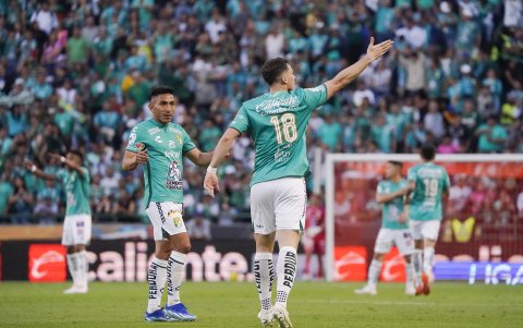 Ángel Mena marcó y asistió en la victoria 3-2 sobre Santos Laguna.