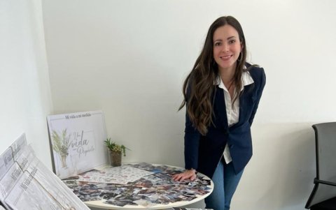 En sus talleres aplica la Vision Board, que propone crear un panel con imágenes, colores, frases o palabras que representen lo que se quiere alcanzar en la vida.