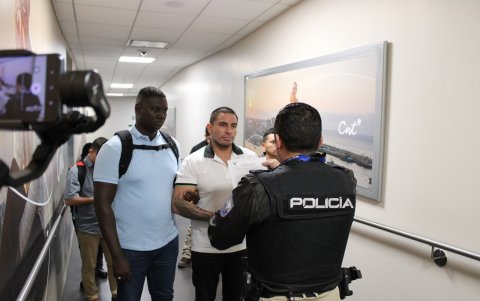 Daniel Salcedo es custodiado por policías, tras llegar de Panamá a Ecuador.