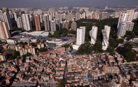 Desigualdad. La favela Paraisópolis frente a una zona de edificios de lujo, el 18 de enero de 2024, en la zona sur de la ciudad de São Paulo (Brasil).