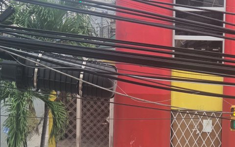 Vecinos del Barrio Orellana alertan del desmantelamiento de un edificio.