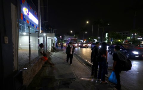 Noche. Los usuarios del transporte público deben esperar a los buses en medio de la inseguridad que genera la falta de iluminación pública en las aceras y paraderos.