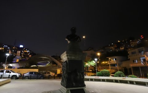 Monumento. En la oscuridad no relucen los bustos emblemáticos.