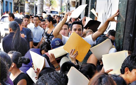 La búsqueda de trabajo es un reto para los ecuatorianos.
