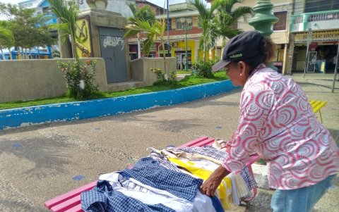Queja. Hasta las bancas son utilizadas como exhibidores de ropa. Todo al pie de la plazoleta y los monumentos.