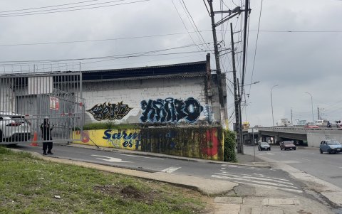 Restos. Aún hay marcas de las pinturas de Sarmiento en los muros de la vía a Daule, cuando apoyaba al Partido Socialcristiano; colinda con el de otras agrupaciones.